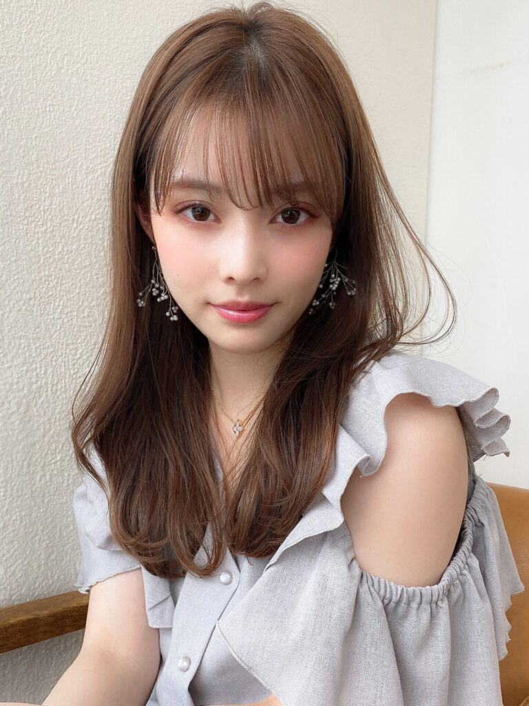 セミロング　レイヤーカット　ゆるふわ巻き　波巻き　ベージュ系　斜めバング