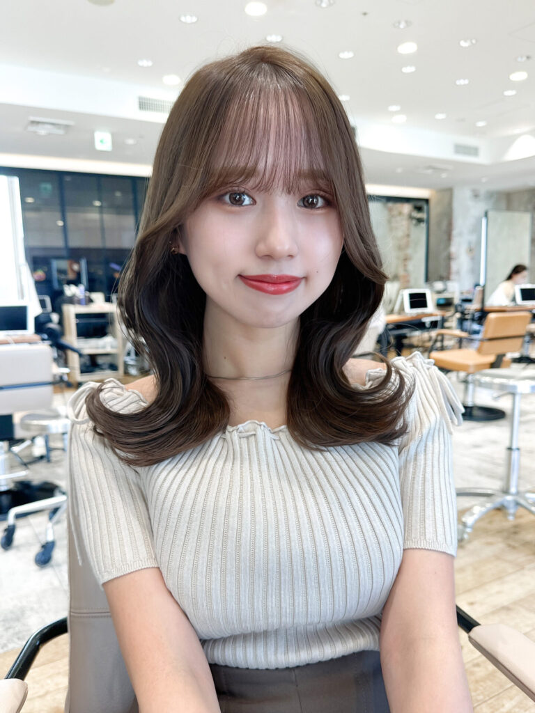 10代20代30代 柔らかベージュのくびれヘア 韓国ヘア 顔周りレイヤー
