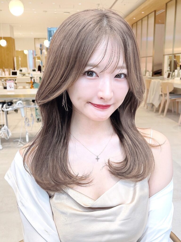 自然な動きと艶のあるくびれヘア/流れるお顔まわりカット