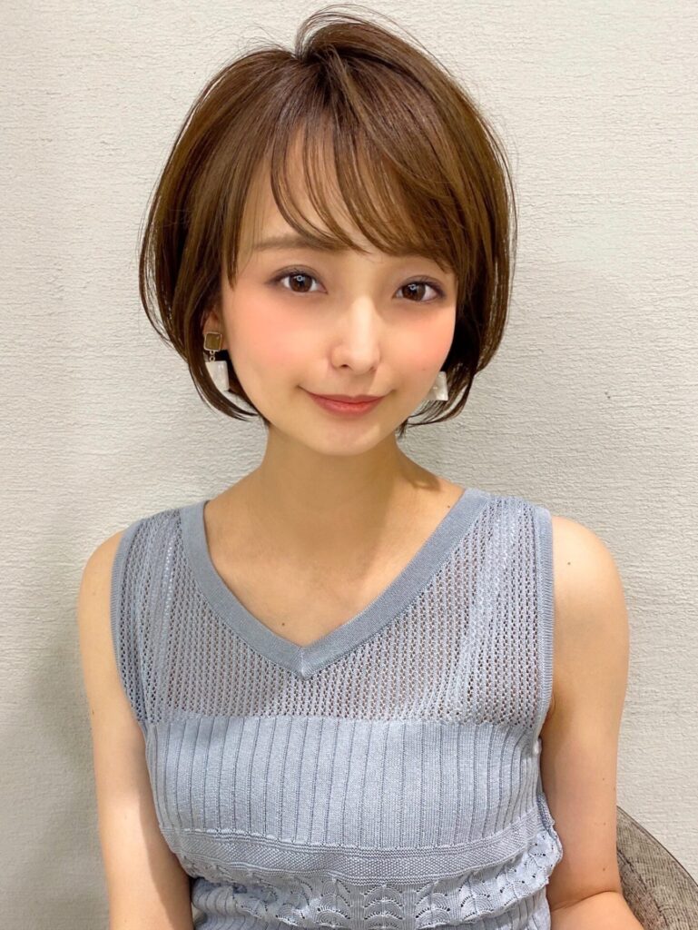 大人かわいい 小顔 ショートボブ ひし形シルエット グレージュ