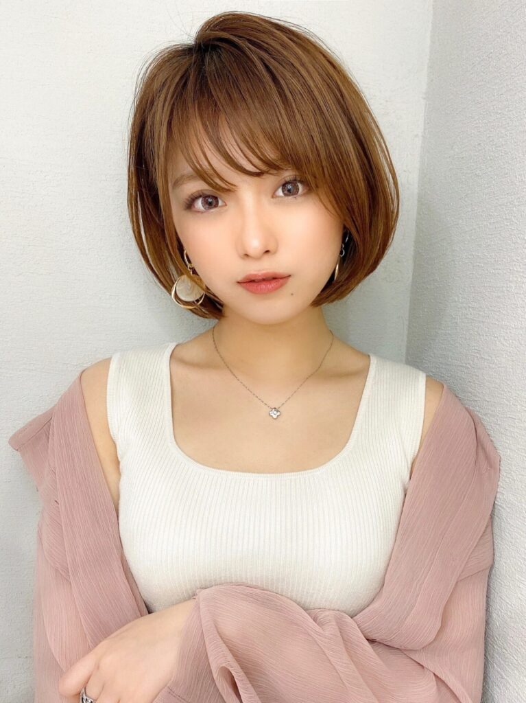 前下がりボブ　ひし形シルエット　流し前髪　サイドバング　ベージュカラー