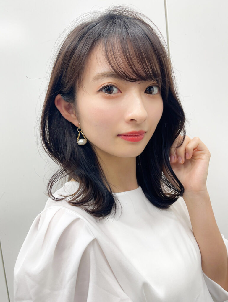 ミディアム　くびれヘア　レイヤーカット