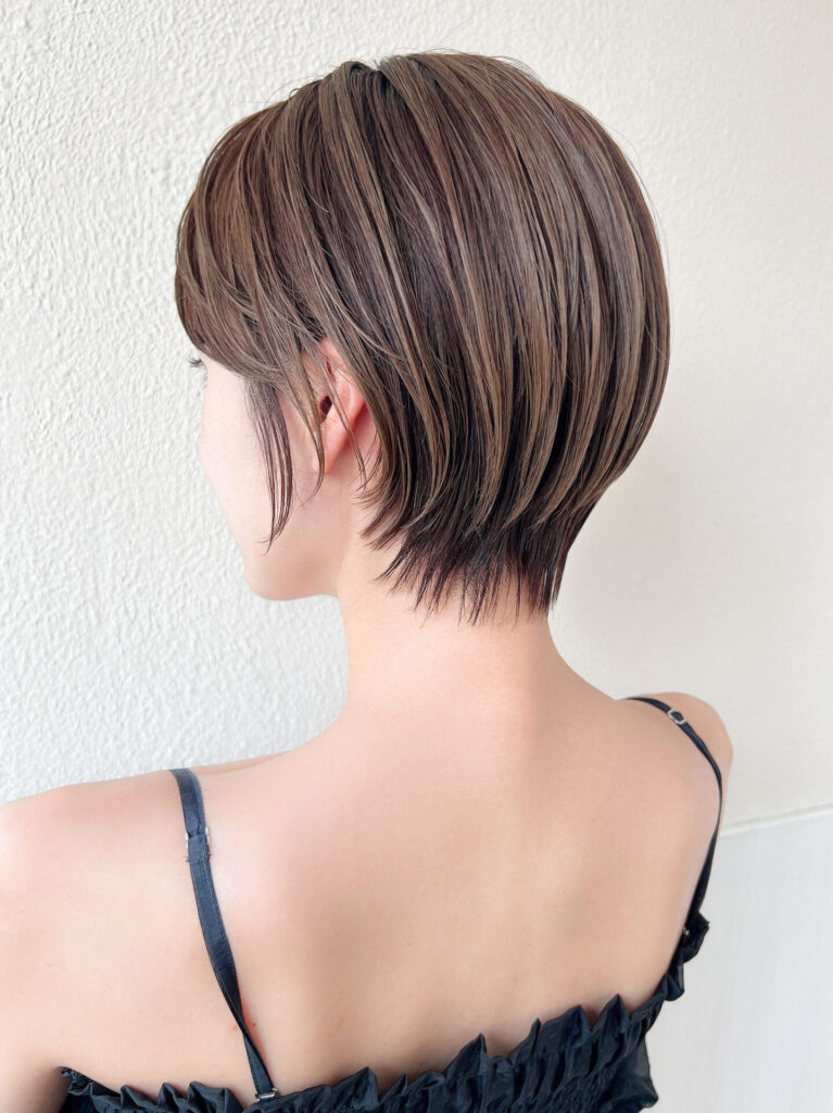 後ろ姿も美しい、ふんわり丸みのあるショートヘア