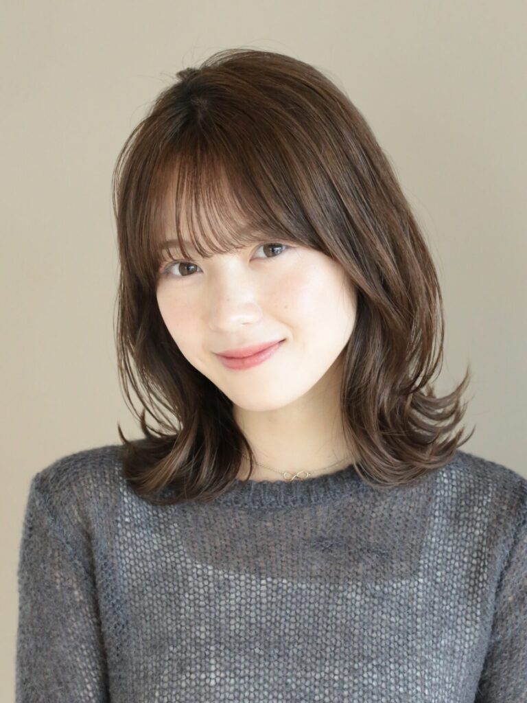 ゆるっと巻きが可愛いミディアムヘア