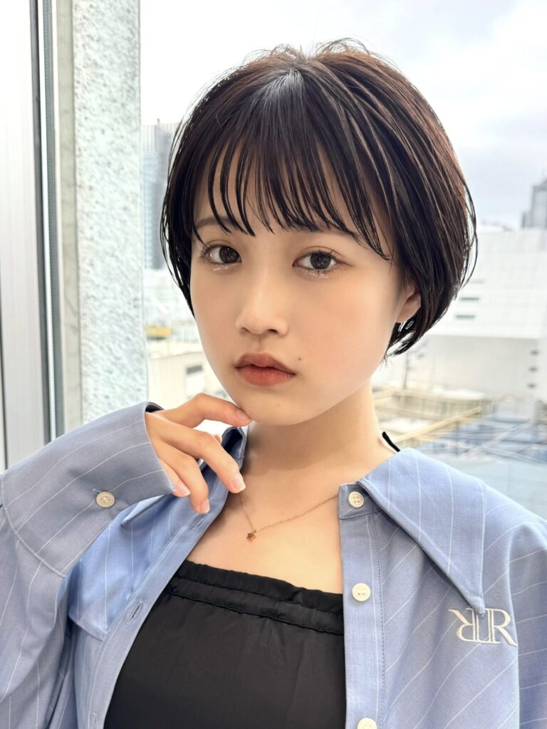 暗髪で作る軽やかショートボブ