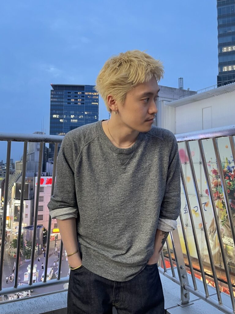 金髪スパイキーショート
