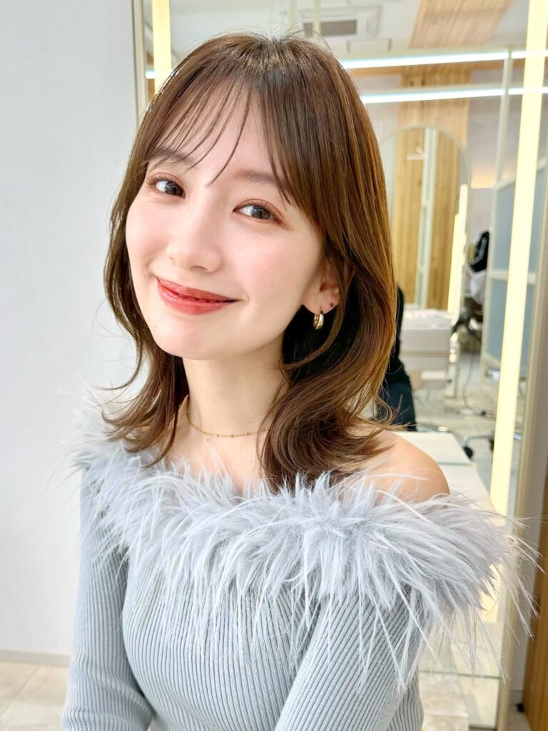 自然な動きと艶のあるくびれヘア/流れるお顔まわりカット