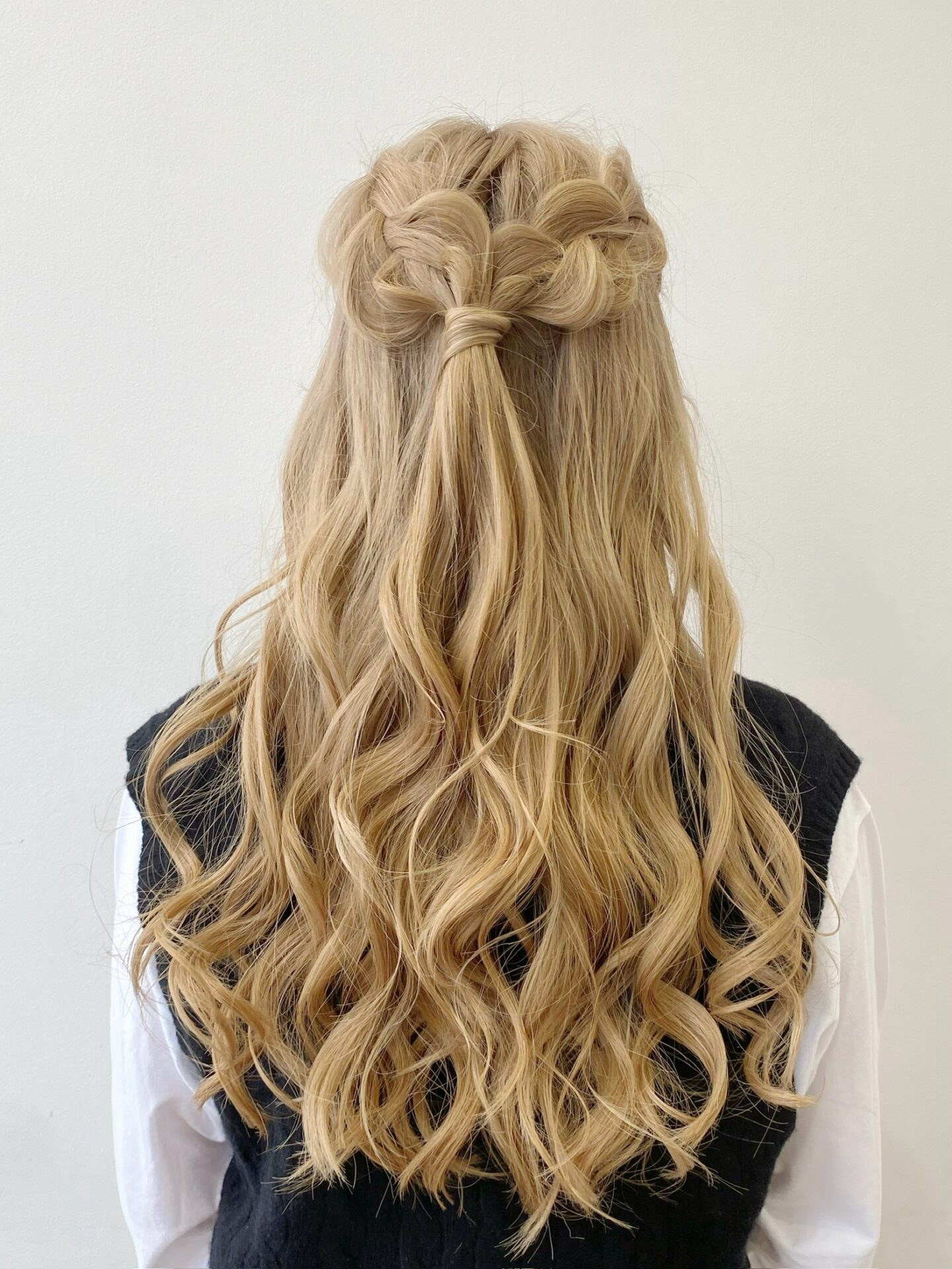 お呼ばれヘアに人気のハーフアップ