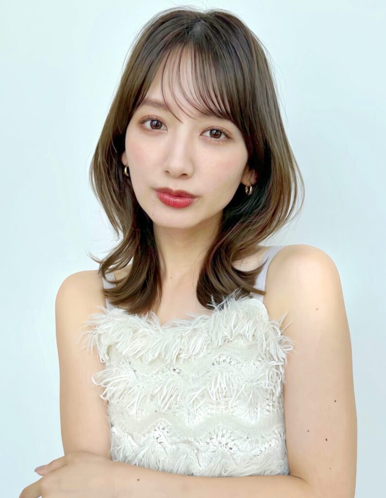 自然な動きと艶のあるくびれヘア/流れるお顔まわりカット