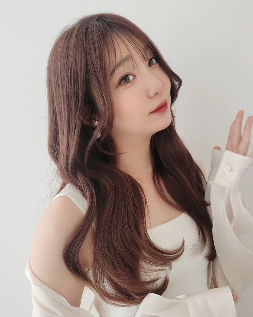顔周りから流れるレイヤースタイル