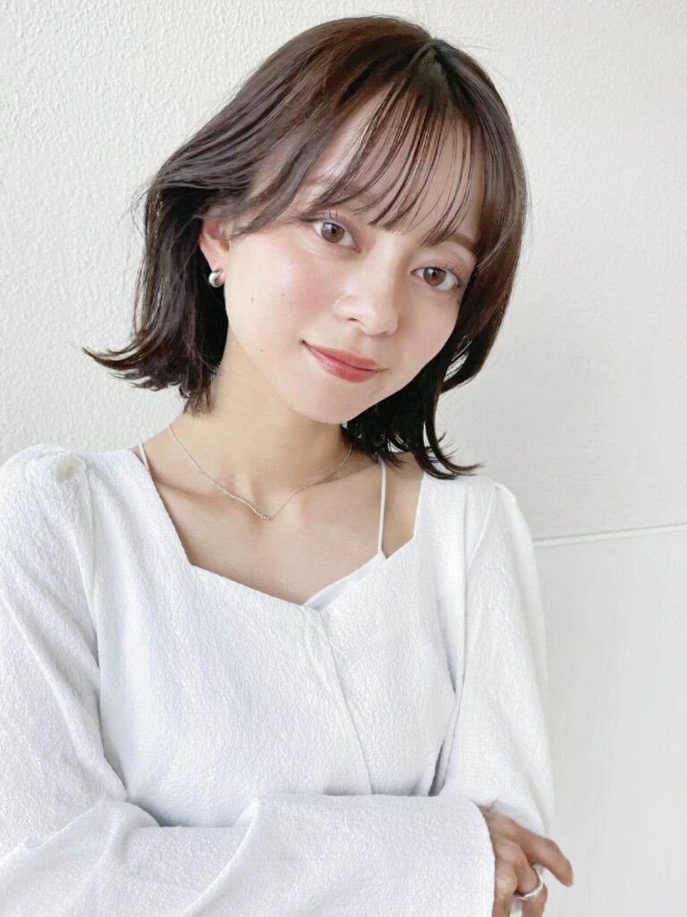 ミディアムレイヤーひし形シルエット髪質改善カラー顔周りレイヤー