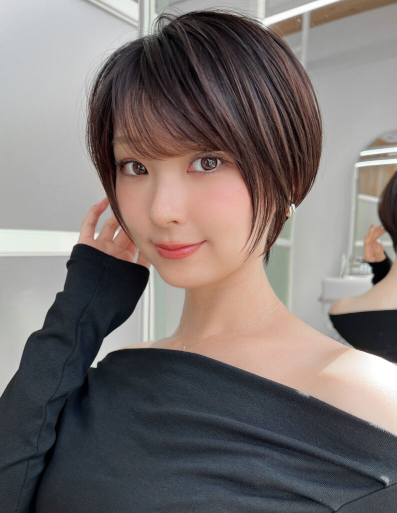 丸みとくびれで魅せる、大人のツヤショートボブ