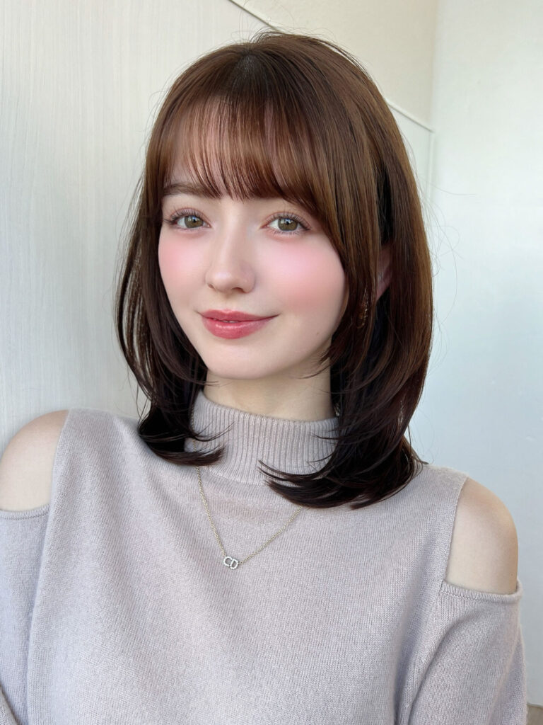 大人女性ミディアムレイヤー顔まわりレイヤー前髪あり透明感カラー