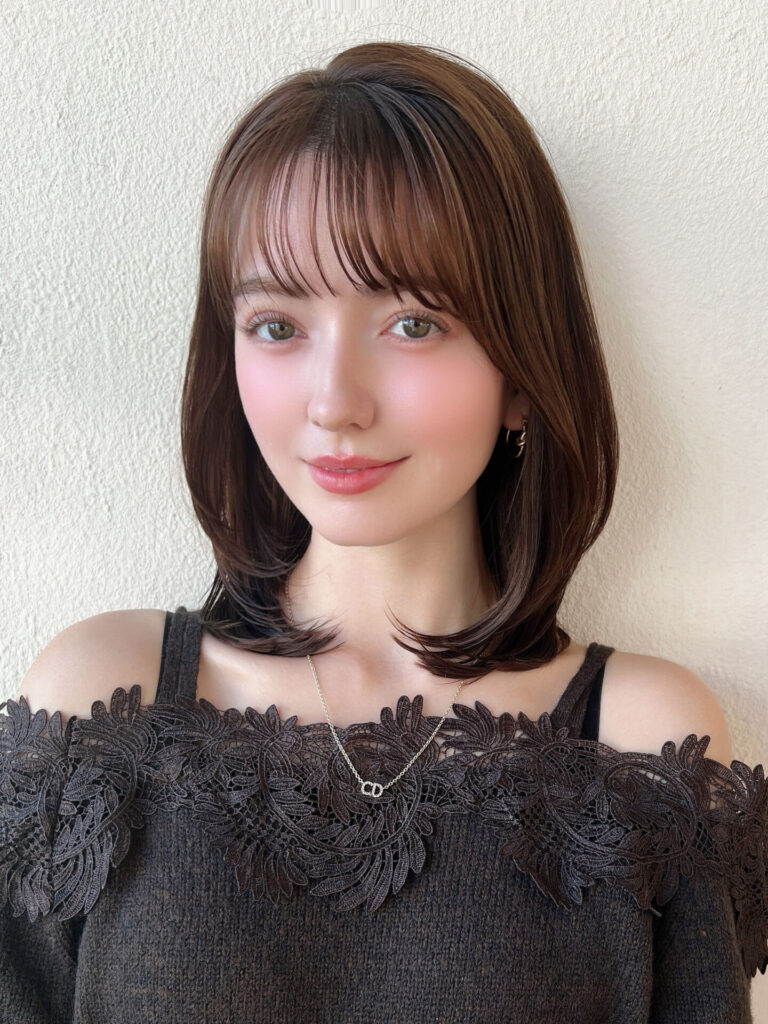 ひし形シルエットミディアムレイヤー顔まわりレイヤー前髪あり透明感カラー