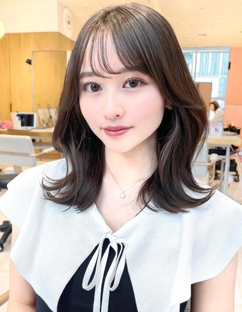 自然な動きと艶のあるくびれヘア/流れるお顔まわりカット