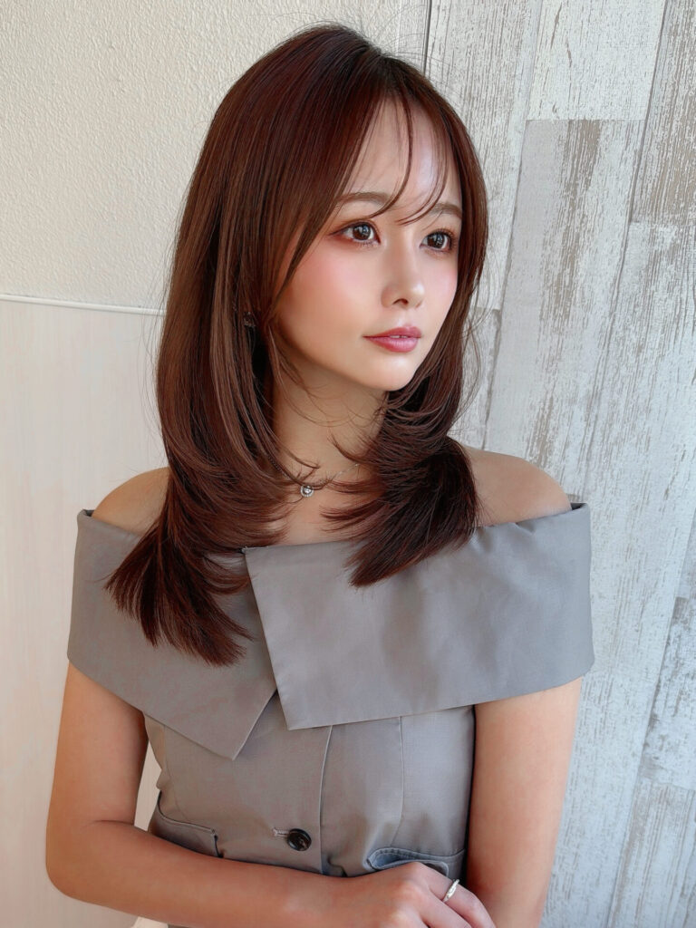 ミディアムレイヤー顔まわりレイヤー透明感カラーひし形シルエット
