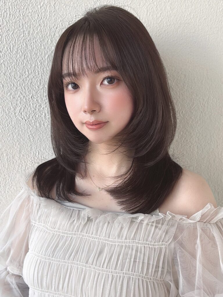 ミディアムレイヤー顔まわりレイヤー前髪あり20代30代40代