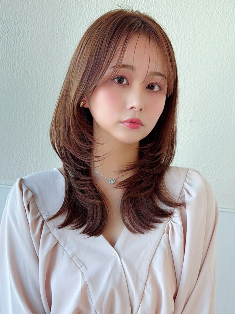 ベージュ/ミディアム/レイヤー/顔まわりカット/20代/30代/40代