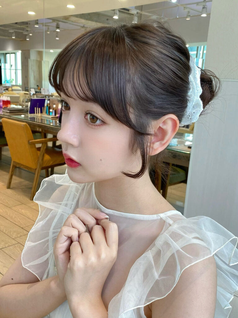 小顔見えを叶えるナチュラルまとめ髪