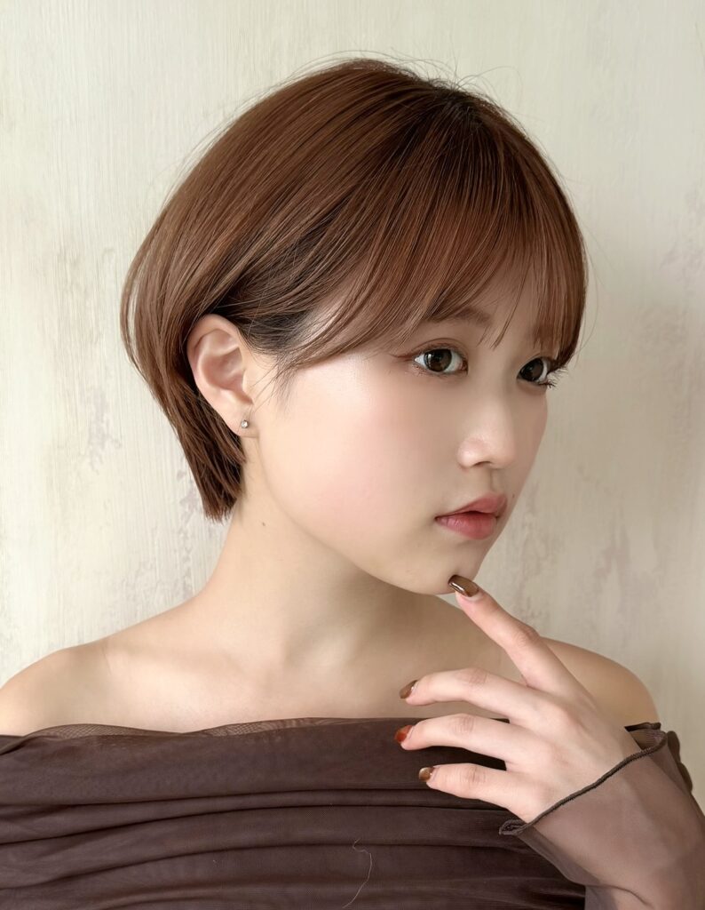 耳掛けも可愛い　大人ショートボブ